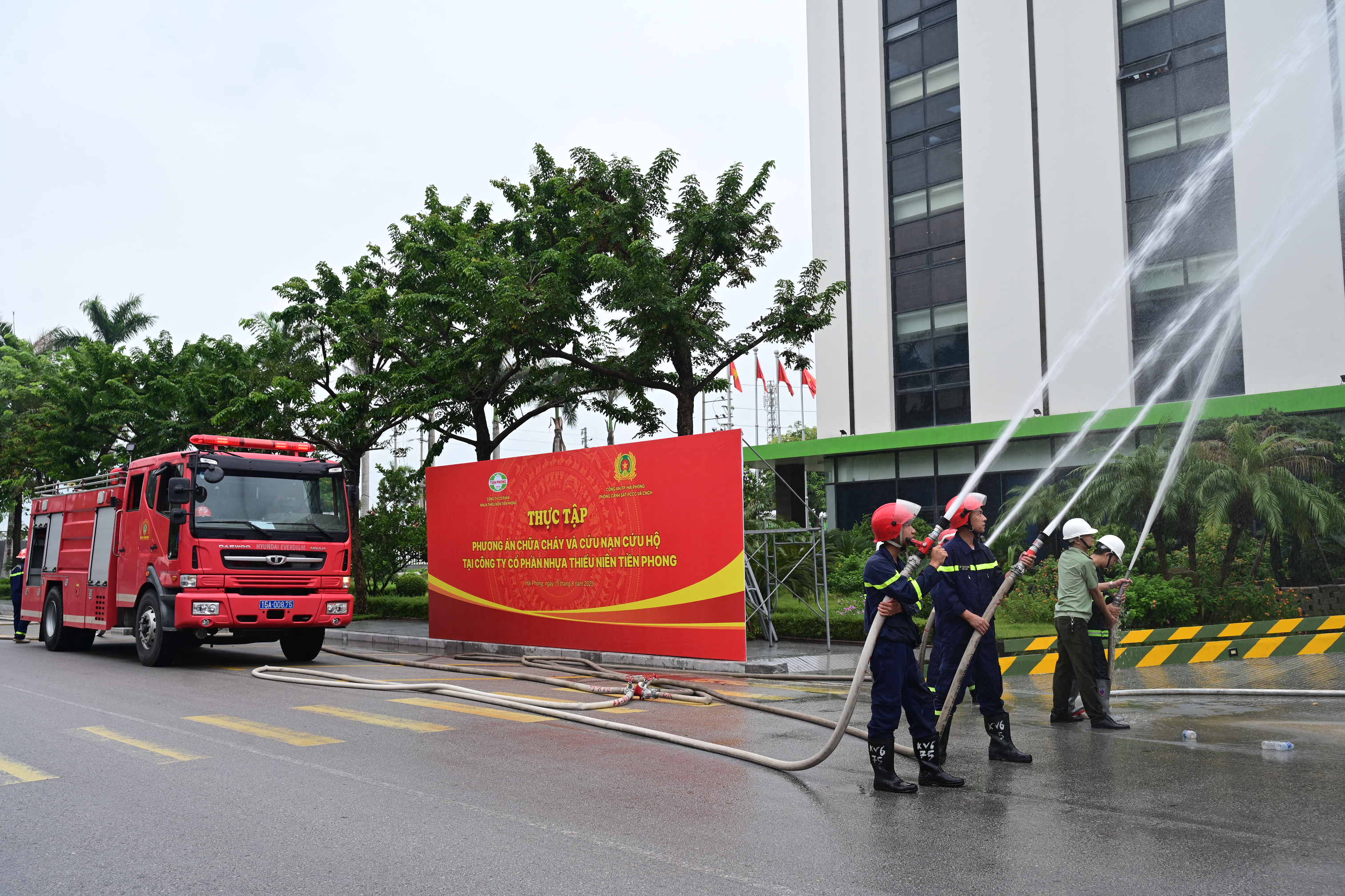 Tuyên truyền, thực tập phương án chữa cháy và cứu nạn, cứu hộ tại Công ty cổ phần Nhựa Thiếu Niên Tiền Phong
